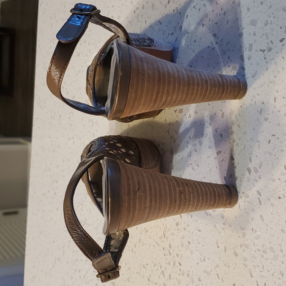 Stuart Weitzman 6 1/2 Brown Eyelet Platform Heel - Picture 2 of 4